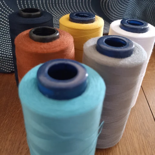 Bobines de fils sur ma table